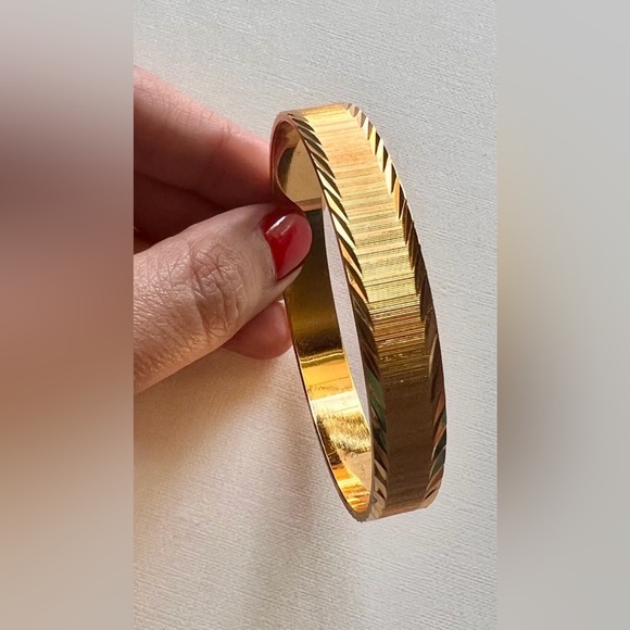 Vintage Monet gold tone textured and etched edge bangle bracelet - Picture 5 of 5